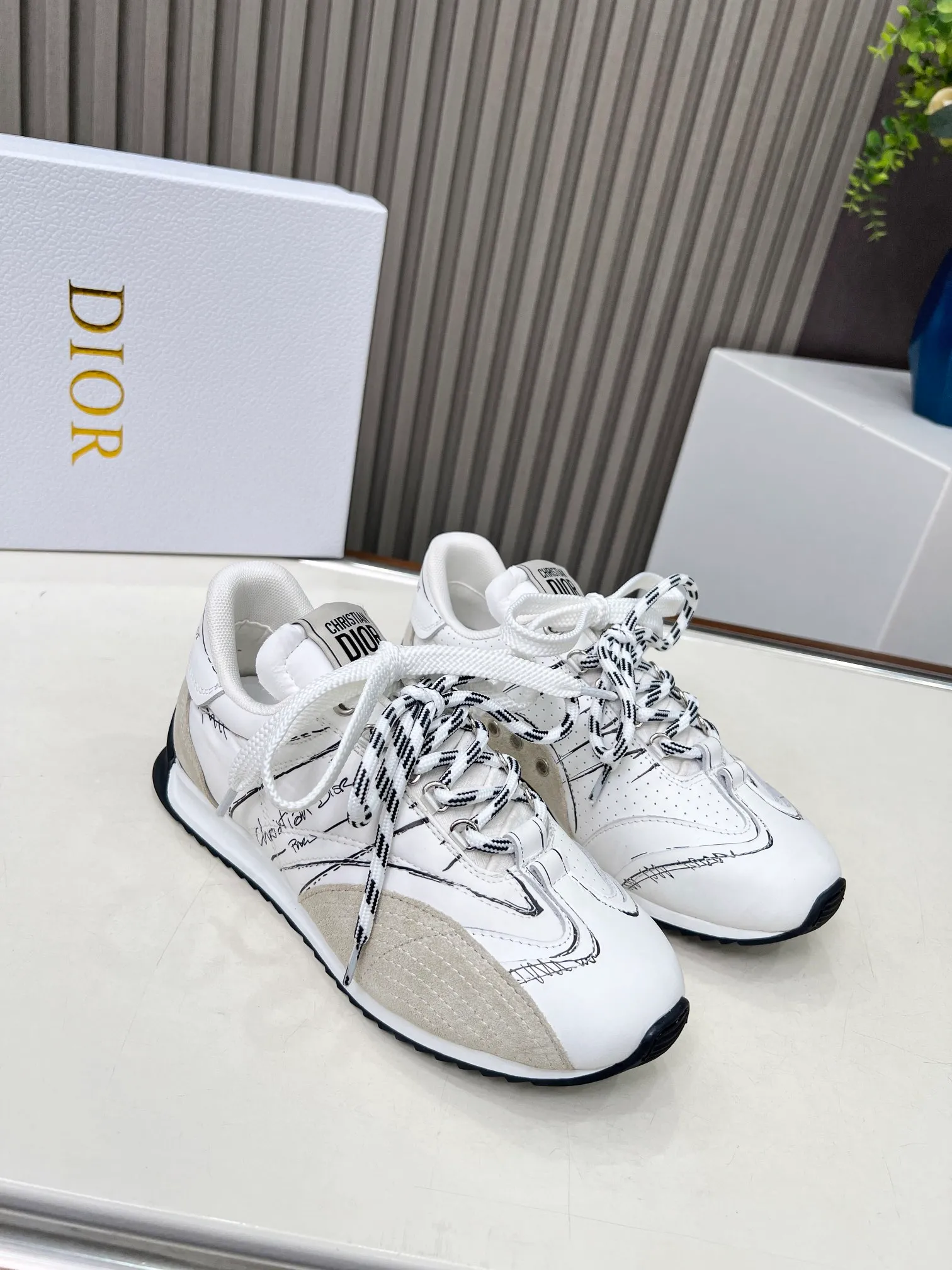 👟👟Ex-factory price 560👟👟 This D-Sketch sneaker is a new product of the 2025 spring and summer ready-to-wear series, highlighting the classic retro aesthetics. Crafted from gold-tone crinkled sheepskin and gold-toned laminated calfskin, it features a printed logo inspired by the shoe's production stages, as well as beige suede calfskin panels and double laces. Hand-written Christian Dior Paris signature on the side, Christian Dior Paris signature panels and plaques on the heel and tongue. Paired with two-tone slim rubber soles, they add a touch of couture to any casual look. Code number: 35~45 Color: black white gold silver